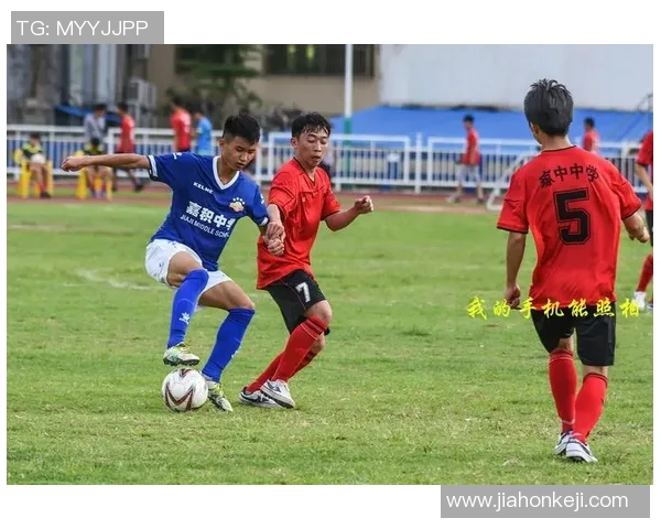 激情四溢中学生足球赛激发青春活力展现团队精神与拼搏精神